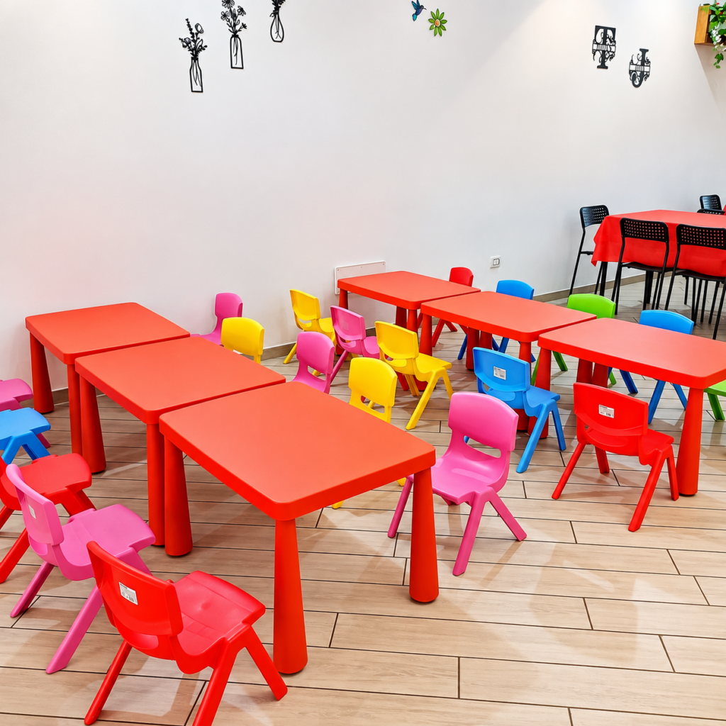 Aula colorata con tavoli per bambini - Copia