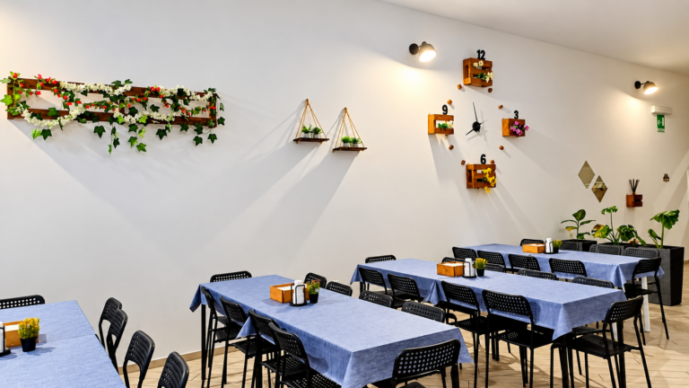 Caffè rustico con orologio floreale