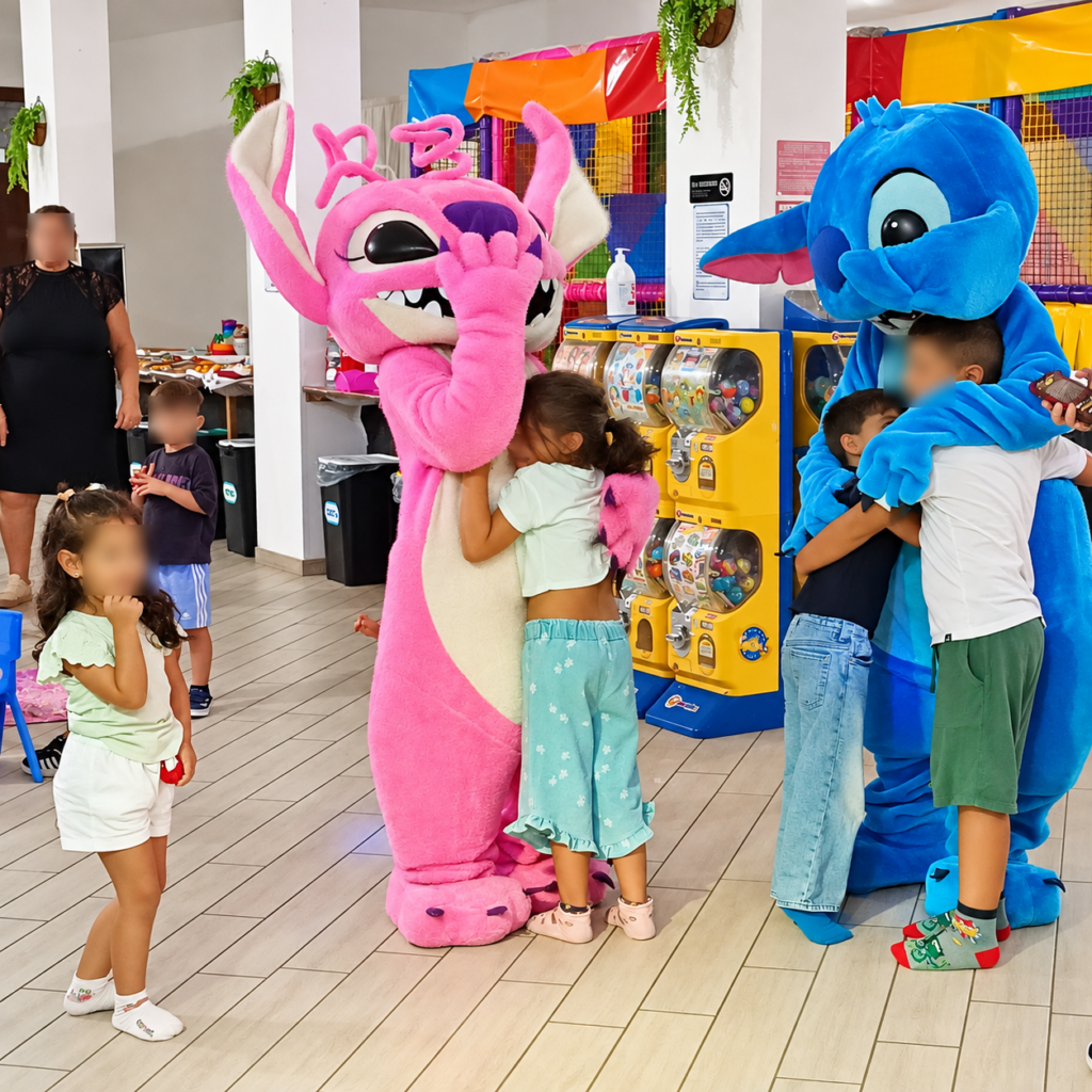 Festa colorata con mascotte e bambini - Copia