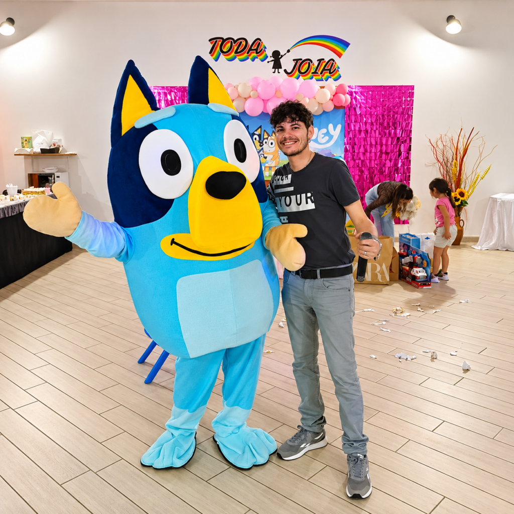 Festa colorata con mascotte e presentatore
