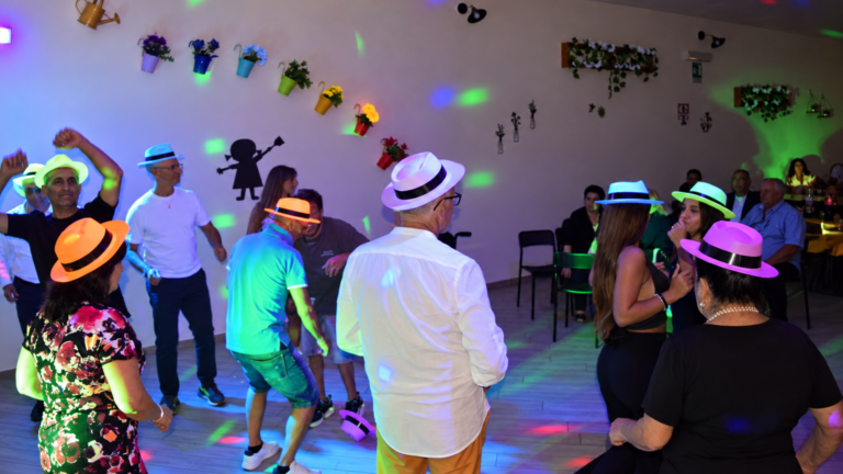 Festa danzante sotto luci multicolori