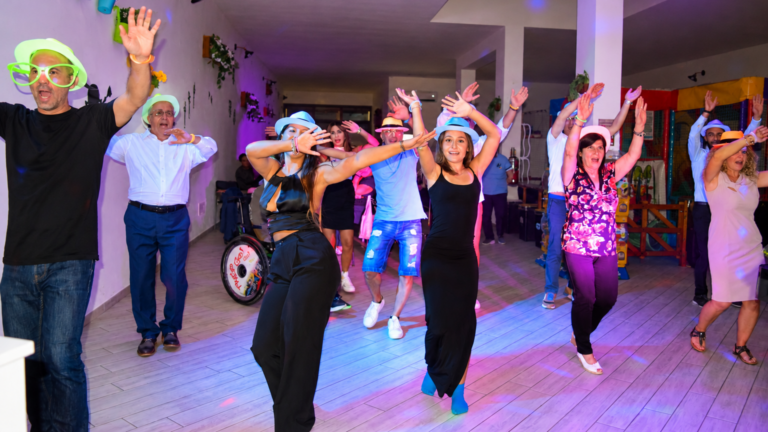 Festa danzante sotto luci neon