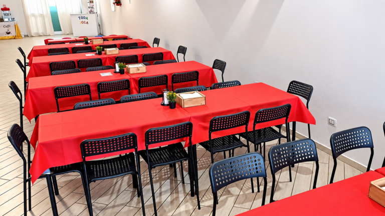 Sala Ristoro con Tavoli Rossi