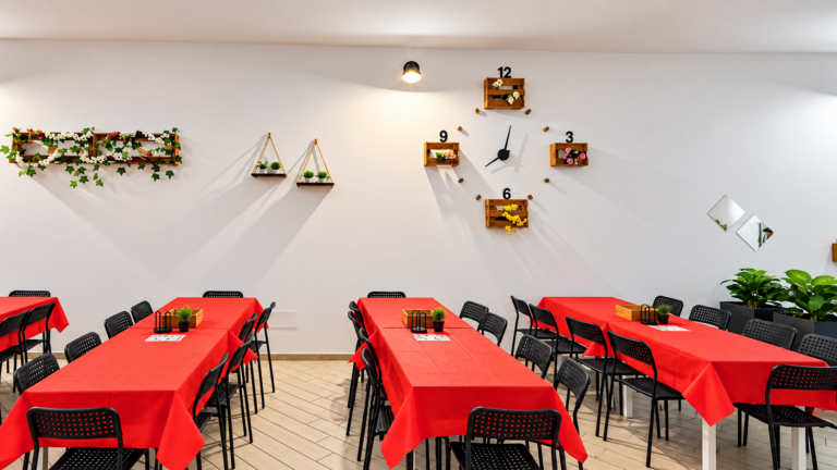 Sala da Pranzo Minimalista con Orologio Floreale