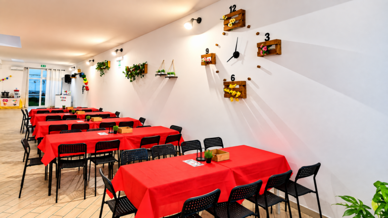 Sala eventi moderna con orologio floreale