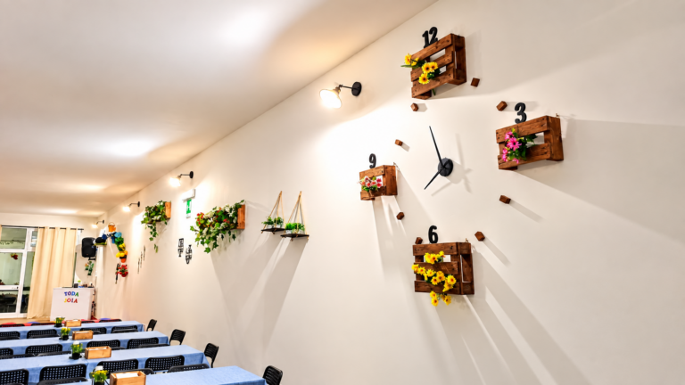 Sala feste rustica con grande orologio floreale