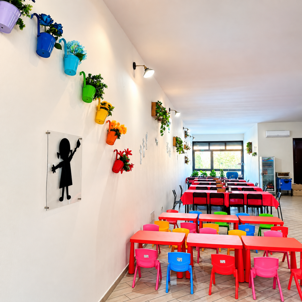 Sala giochi colorata con tavoli arcobaleno - Copia