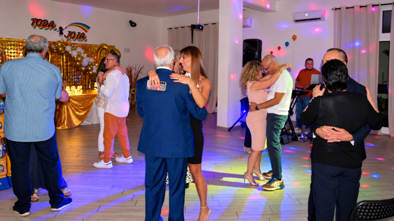Serata danzante tra luci colorate